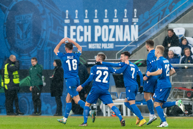 Piłkarze Lecha Poznań cieszą się z gola Antonio Milicicia (L) podczas pierwszego meczu 1/8 finału Ligi Konferencji UEFA z Djurgardens IF