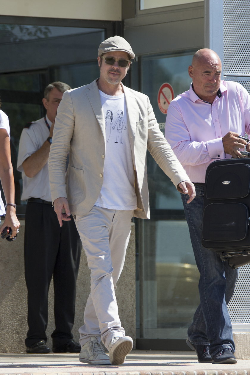 Brad  Pitt na lotnisku