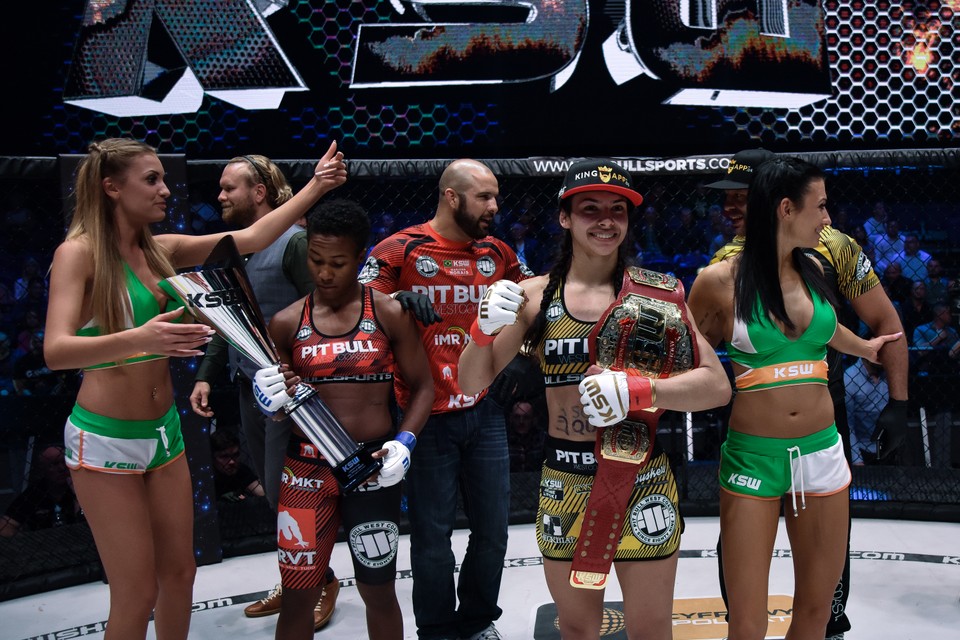 KSW 40 Dominika Bilska i Karolina Pytlik, ring girls w Dublinie Sport
