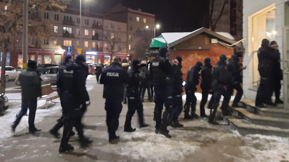 Policjanci pod jedną z restauracji w Gdańsku