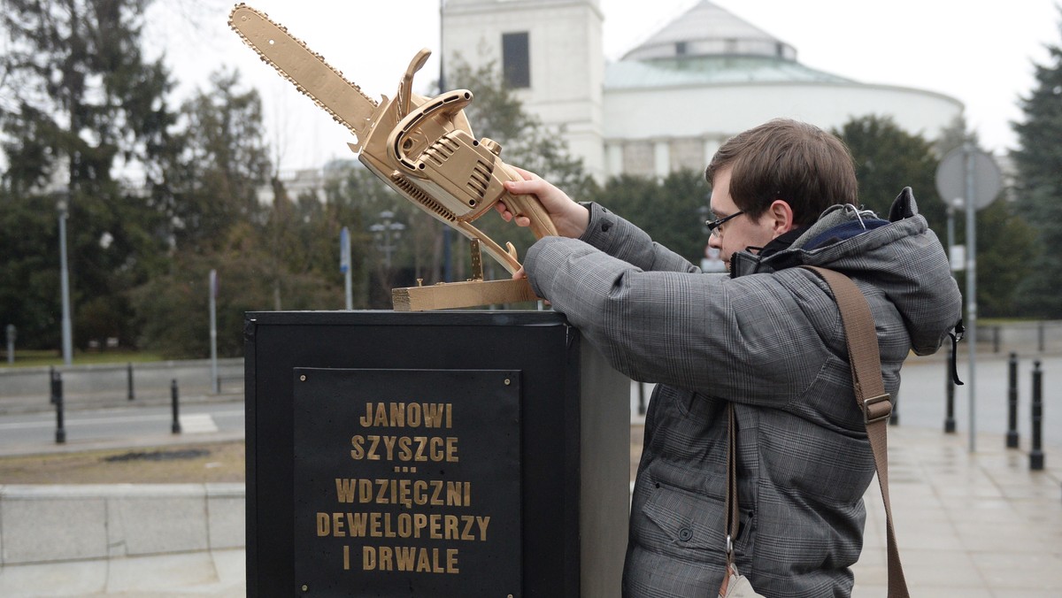 Coraz więcej osób korzysta z przepisów, które od nowego roku przeforsował minister środowiska Jan Szyszko. W efekcie w Kielcach i okolicach wycięto już nawet kilkaset drzew. Niemal codziennie kielecka Straż Miejska otrzymuje sygnały od zaniepokojonych mieszkańców.