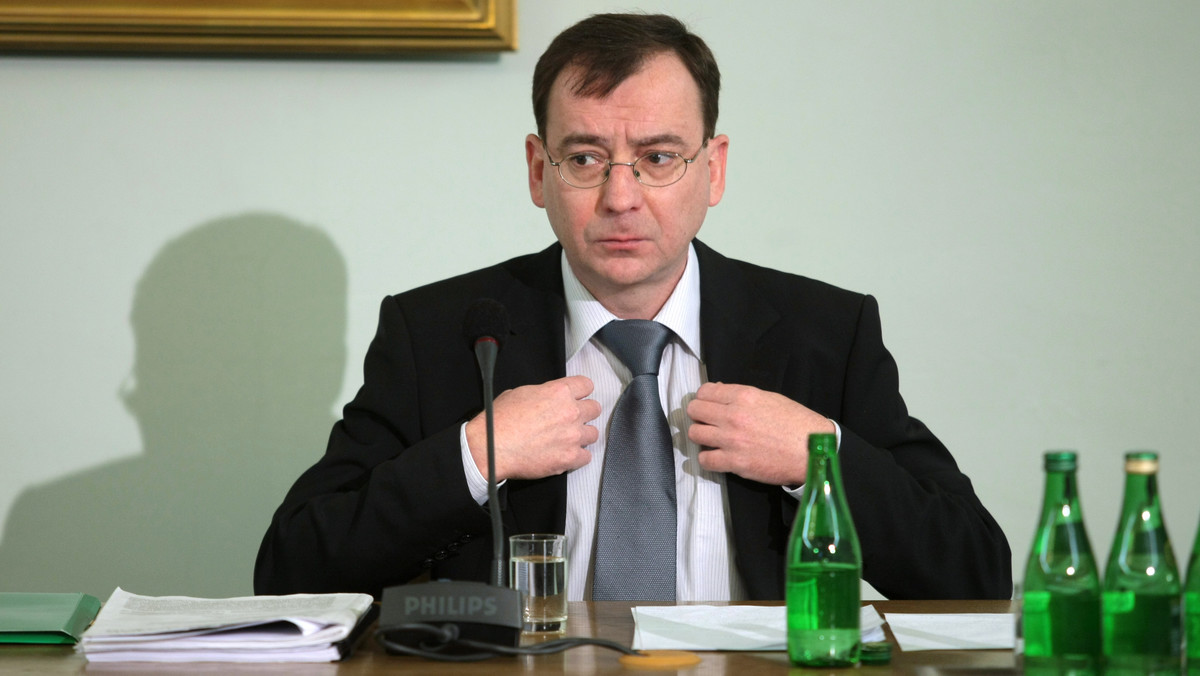 "Farsą" nazwał b. szef CBA Mariusz Kamiński decyzję obecnego szefa Biura o zwolnieniu go ze służby. Dopytywany przez PAP nie odpowiedział, czy odbierze decyzję o zwolnieniu, co jest konieczne do formalnego zakończania sprawy.