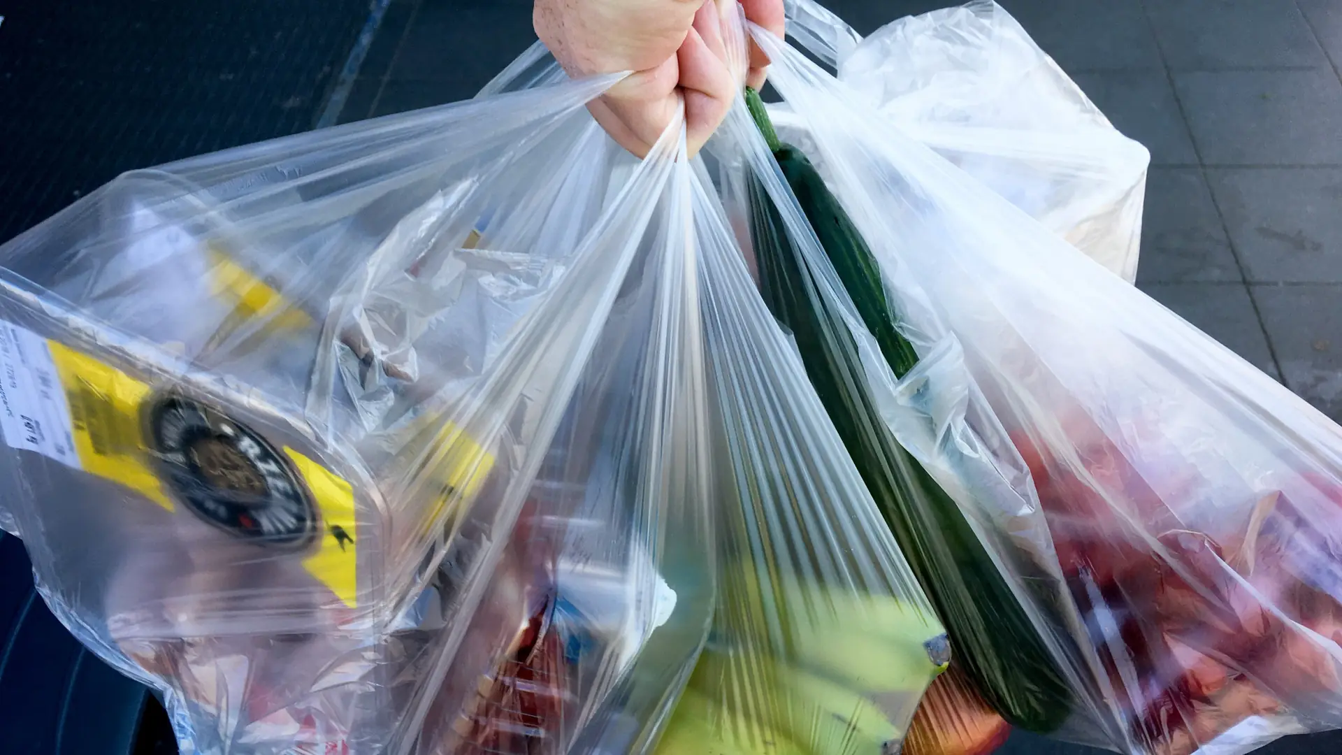 Mandatów za plastik nie będzie. Warszawiacy poczekają na zakaz foliówek w sklepach