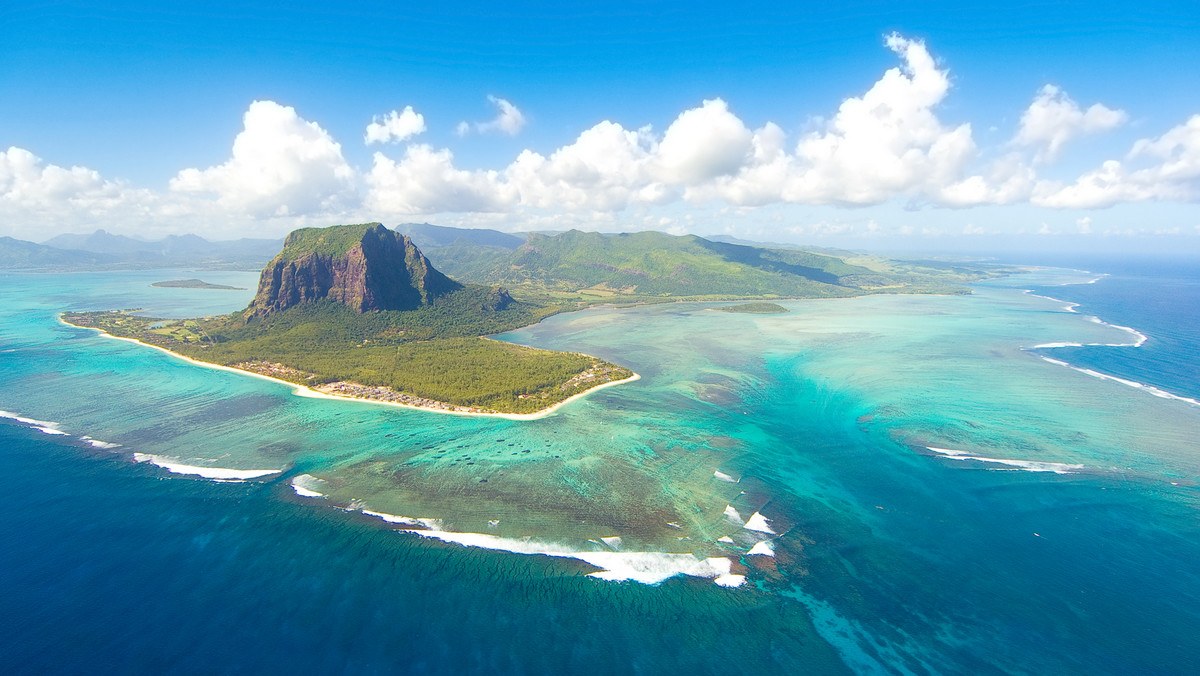 <strong>Po długim okresie spowodowanego pandemią zamknięcia, wyspiarski kraj położony w południowo-zachodniej części Oceanu Indyjskiego próbuje odbudować kluczowy dla gospodarki Mauritiusu sektor turystyki.</strong>