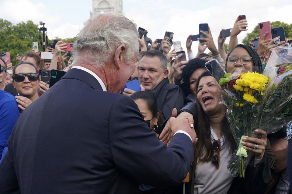 Król Karol przed pałacem Buckingham