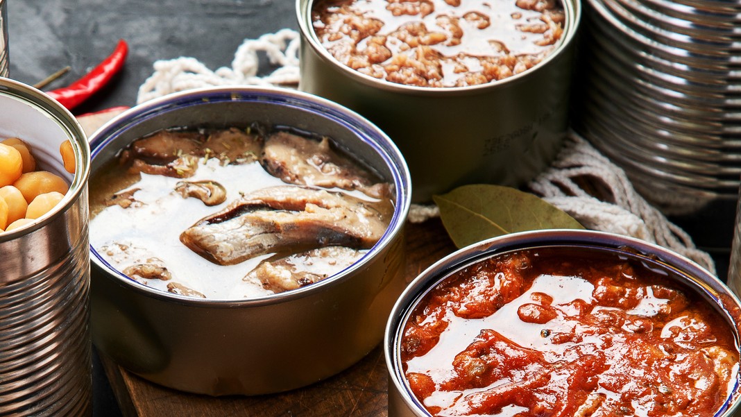 Otvorené konzervy do chladničky nepatria! Pozor, je to riskantné.