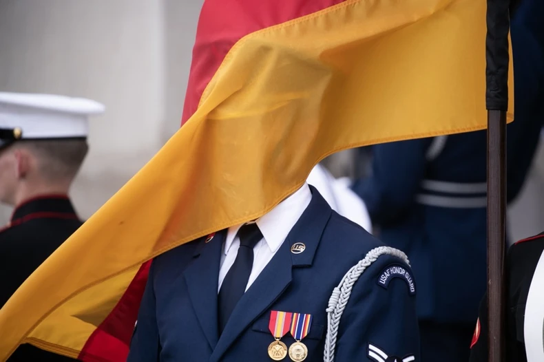 Pripadnik američke garde sa zastavom Nemačke na ceremoniji dočeka Borisa Pistorijusa u Pentagonu 28. juna