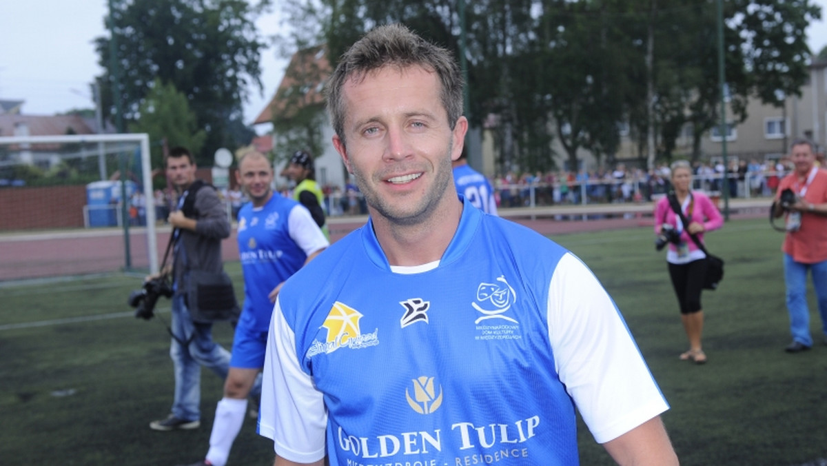 Przemysław Cypryański wziął udział w piłkarskim meczu gwiazd w Międzyzdrojach i uległ wypadkowi. Znany z serialu "M jak miłość" aktor ma wybity bark.
