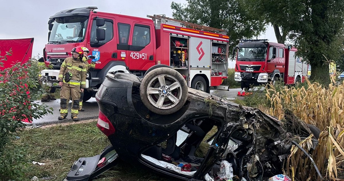 BMW nagle huknęło w drzewo i dachowało. Nie żyje jedna osoba, zdjęcia przerażają