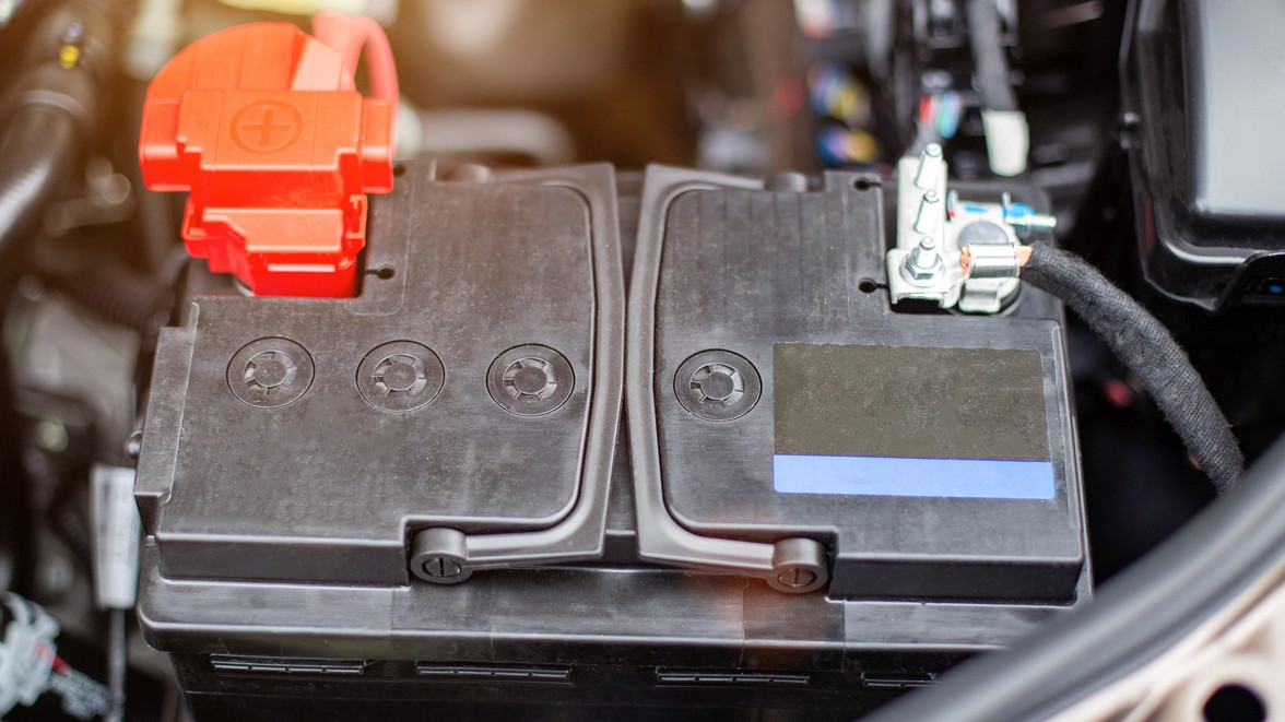 Technik kontroluje 12-voltovú batériu v elektromobile, ktorá patrí medzi najčastejšie príčiny odstavenia vozidla. 