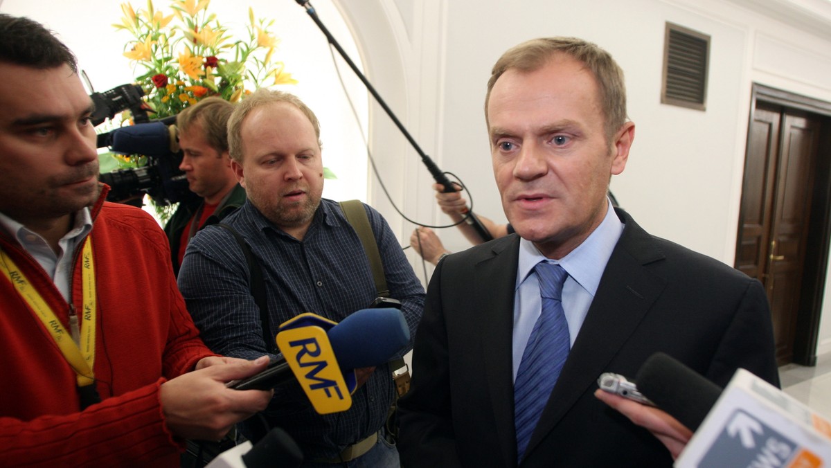 - Ja jestem prosty facet z podwórka, więc jeśli przepraszał inteligentów, to nie mnie - tak słowa J. Kaczyńskiego ocenił w TVN24 premier Donald Tusk.