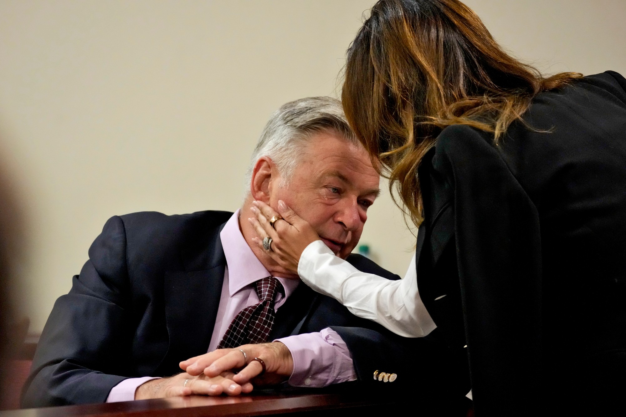 Pri streľbe zo zbrane, ktorú držal herec Alec Baldwin, prišla o život 42-ročná kameramanka.