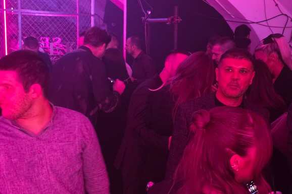 (VIDEO) RASTA SE PRED SVIMA LJUBI SA ZGODNOM DEVOJKOM Seka okupila estradu: Koleginice blistaju u crnom, a jedino ona nije ispoštovala dres-kod