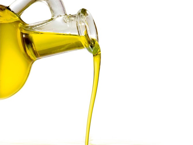 26792_stock-photo-bottle-with-a-thread-of-olive-oil-76917679