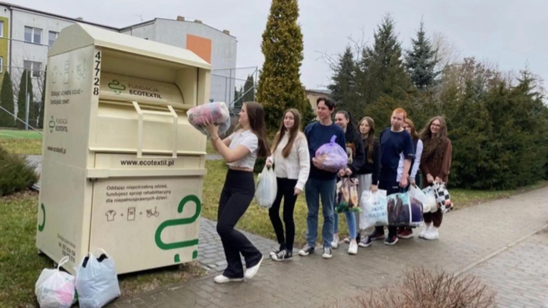 Zebrali 40 ton ubrań w szczytnym celu. Uczniowie tej szkoły mają powody do dumy