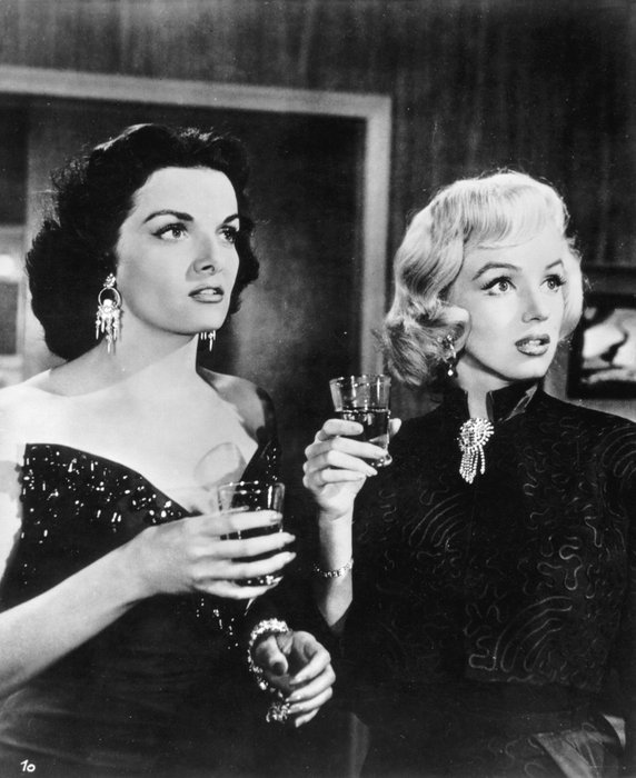 Jane Russell i Marilyn Monroe na planie filmu "Mężczyźni wolą blondynki" w 1953 r.