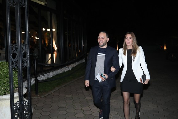 Dubravka i Damir Handanović stigli na proslavu kod Ace Sofronijevića: Ministarka u crnoj haljini, kompozitor u teget odelu (Video)