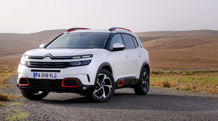 A C5 Aircross is megkapta a mostanában jellemző arcot