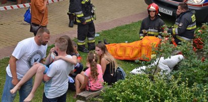 Balkon runął z dziećmi. Sześcioro nastolatków rannych