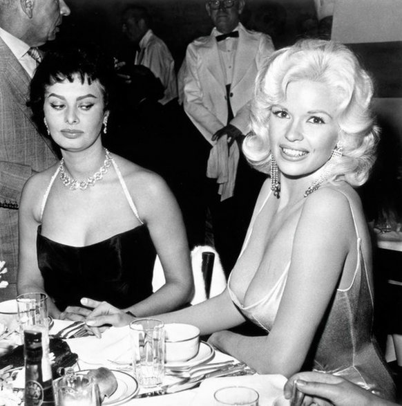 Wspólne zdjęcie Sophii Loren i Jayne Mansfield z 1957 r. stało się (i wciąż jest) sensacją