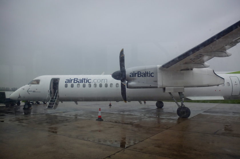 Bombardier Q400 Air Baltic na plycie radomskiego lotniska