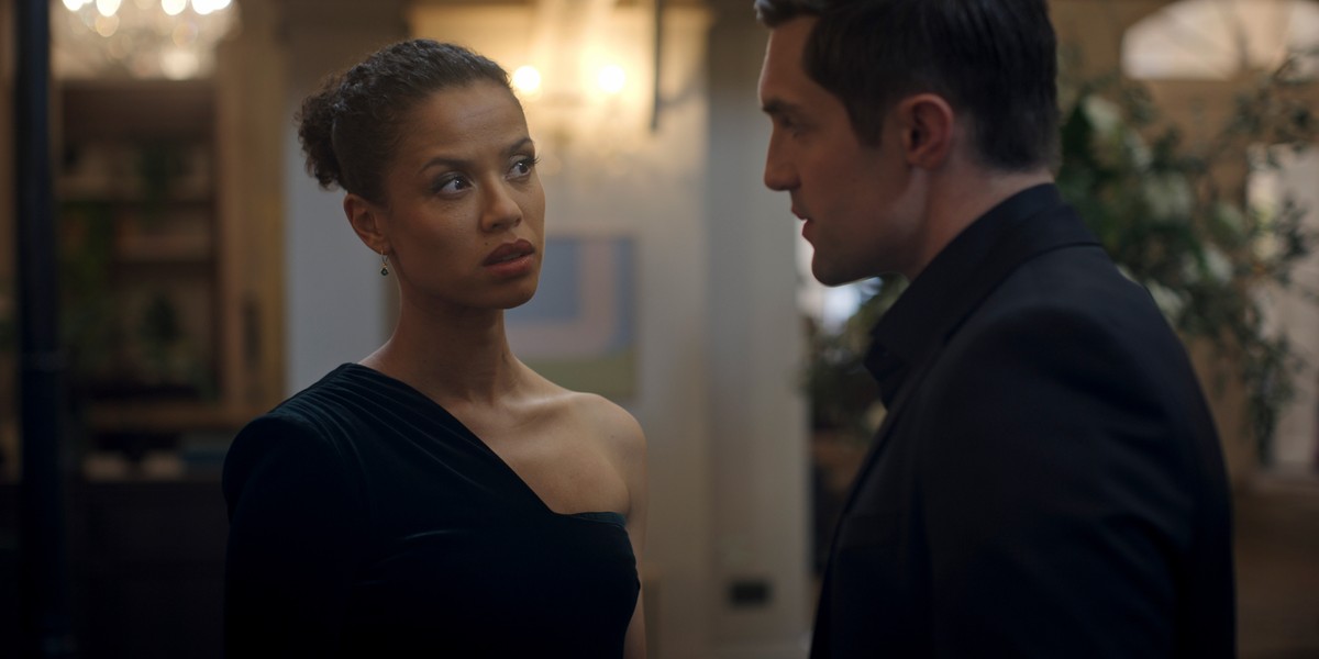 Gugu Mbatha-Raw i Phil Dunster w szóstym odcinku drugiego sezonu serialu "Spod powierzchni"