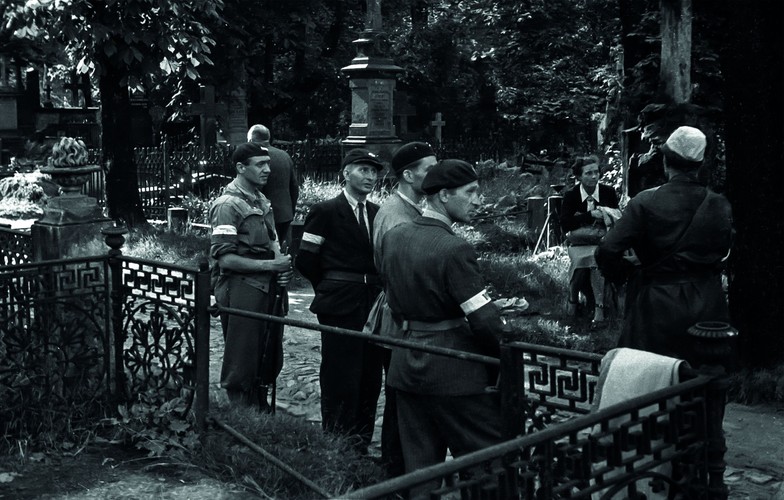 1 sierpnia, Godzina „W”. Koncentracja powstańców z batalionu „Pięść” na cmentarzu ewangelicko-augsburskim (fot. Stefan Bałuk „Kubuś”/Muzeum Powstania Warszawskiego)