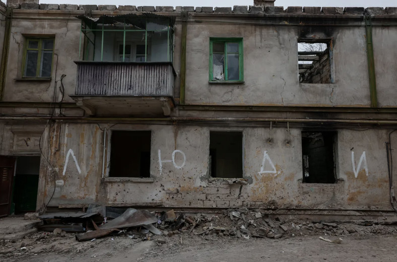Budynek mieszkalny uszkodzony podczas walk w Mariupolu, 7 grudnia 2022 r.