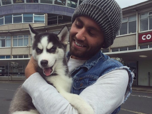 Ez a kutyus gazdája minden arckifejezését leutánozza, mi pedig nem bírunk betelni velük!