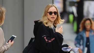 Suki Waterhouse w bardzo krótkiej spódnicy. Tak krótkiej, że widać aż...