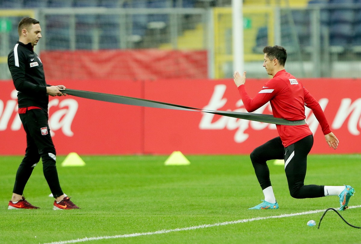 Piłkarz reprezentacji Polski Robert Lewandowski (P) podczas treningu kadry w Chorzowie