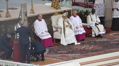 Papież wygłaszał homilię. Kilka metrów od niego doszło do incydentu