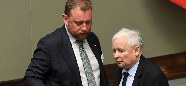 Szumowski zostaje w rządzie, burzliwa debata. "Ma worki pod oczami pełne pieniędzy" [WIDEO]