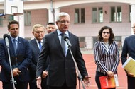 Warszawa, 21.05.2019. Prezydent Warszawy Rafał Trzaskowski (L), prezydent Poznania Jacek Jaśkowiak (C), prezydent Białegostoku Tadeusz Truskolaski (2L), prezydent Gdańska Aleksandra Dulkiewicz (2P) i prezydent Lublina Krzysztof Żuk (P) podczas konferencji prasowej Unii Metropolii Polskich, 21 bm. w Warszawie. Konferencja dotyczyła ubiegania się o zwrot kosztów poniesionych przez samorządy w związku z deformą oświaty. 