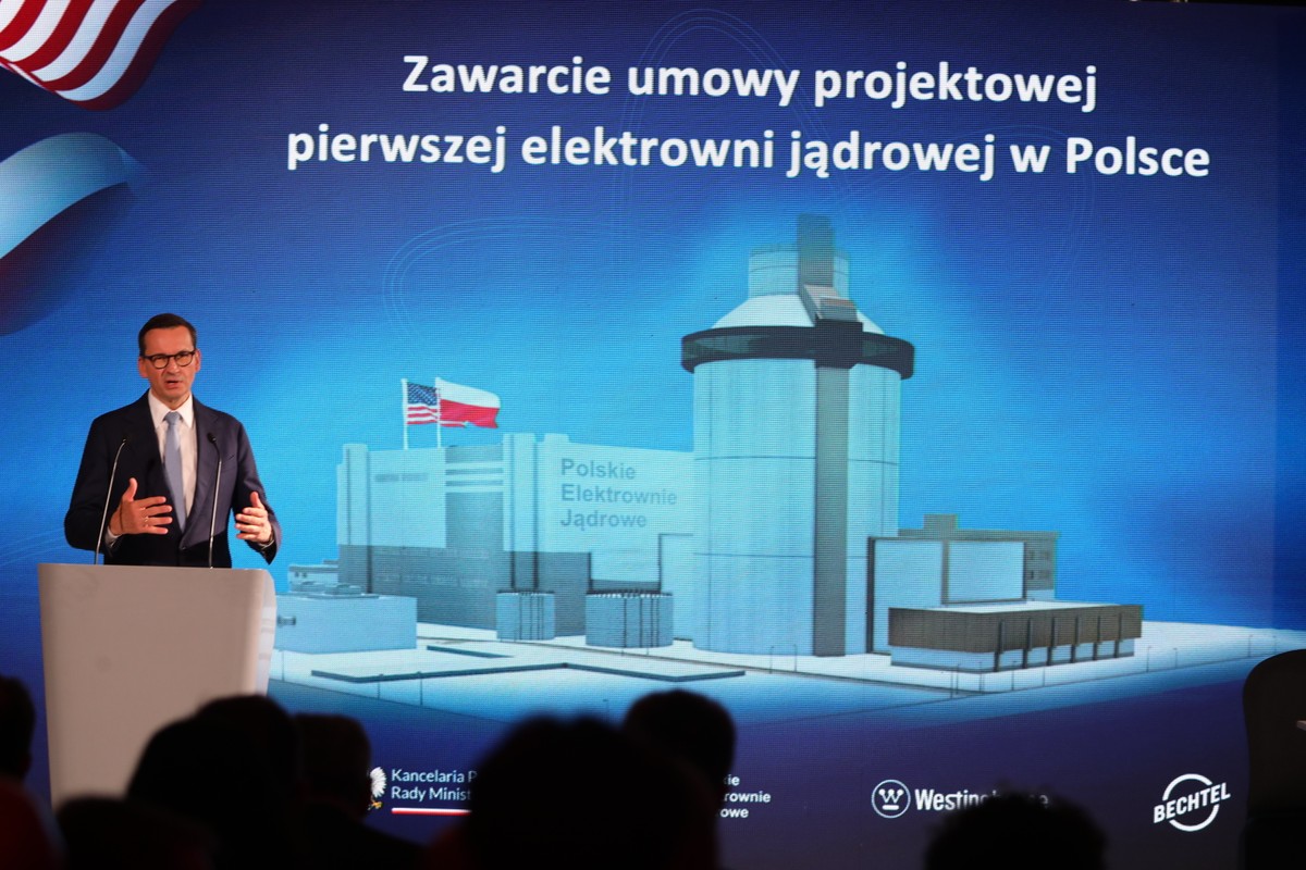 Mateusz Morawiecki podczas podpisania umowy Polskimi Elektrowniami a konsorcjum Westinghouse i Bechtel na zaprojektowanie pierwszej elektrowni jądrowej w Polsce