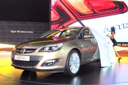 Rosja zachwycona nowym autem z Polski! Opel astra sedan i inne hity z Moskwy na zdjęciach