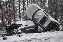 Śmiertelny wypadek w woj. lubelskim. Samochody najechały na siebie w rowie