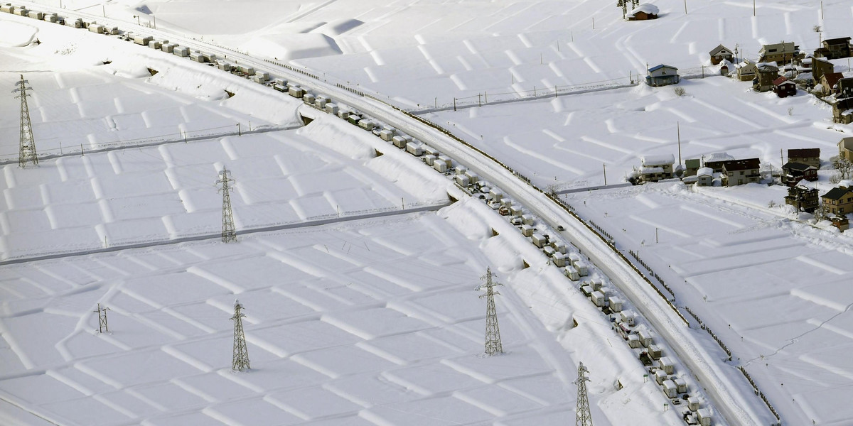 Ekstremalna pogoda w Japonii. Ponad 2 tys. aut stanęło w śniegu