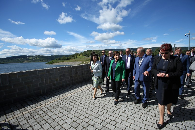 Premier podkreśliła, że otwarcie zbiornika to szczególny dzień, bo oddawana jest do użytku najdłużej realizowana inwestycja w Polsce. Decyzja o budowie zapadła w 1986 r., a zbiornik miał być gotowy po 10 latach. „Zakończenie inwestycji można potraktować jako wydarzenie symboliczne” – mówiła premier. Wspomniała, że w przeszłości prace budowlane były nawet wstrzymywane. Zintensyfikował je rząd Jarosława Kaczyńskiego w 2006 r. „Kolejny rząd niewiele zrobił. (…) Dopiero w 2015 r., gdy rząd PiS wziął odpowiedzialność za sprawy Polski, przywróciliśmy finansowanie i inwestycja została zakończona. To, co nie udało się w ciągu 30 lat, udało się w niespełna dwa lata, kiedy rządzi Prawo i Sprawiedliwość. Trzeba o tym mówić, że w tak krótkim czasie ta budowa została dokończona" - oświadczyła szefowa rządu.