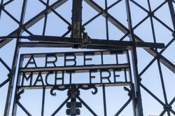 Złodzieje okradli były niemiecki obóz koncentracyjny w Dachau. Z bramy zniknął napis "Arbeit macht frei"