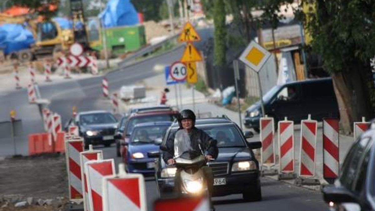 Nowa Trybuna Opolska: Jeśli ruch kierowany jest przez sygnalizatory świetlne, przejechanie remontowanego odcinka mostu zajmuje nawet pół godziny!