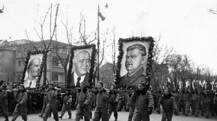 1952 Andrássy (Sztálin) út, háttérben a 111 szám Repülősök az április 4-i katonai díszszemlén és felvonuláson / Fotó: Fortepan/Nasztanovics Ferenc