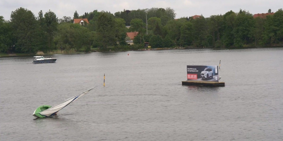 Gigantyczna reklama Toyoty na mazurskim jeziorze.