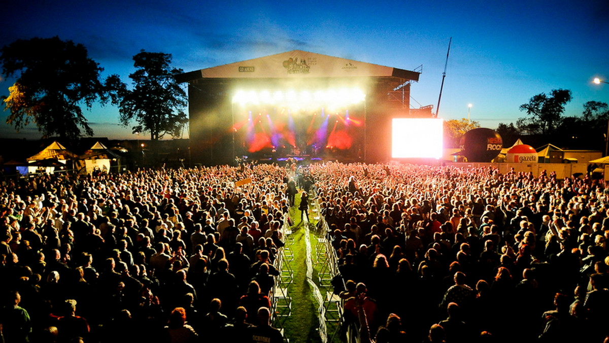 Burmistrz Jarocina odniósł się do doniesień medialnych o planowanym włączeniu muzyki disco polo do repertuaru Jarocin Festiwalu, który zasłynął jako impreza muzyki punkowej i alternatywnej. "Wyssane z palca informacje" - ocenił Adam Pawlicki. "Dlaczego ktoś wypisuje takie bzdury - nie wiem, ale może zaszkodzić festiwalowi" - komentuje w mediach społecznościowych.