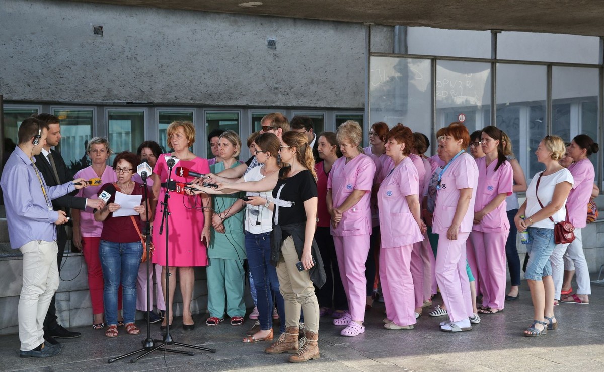 Przewodnicząca Związku Zawodowego Pielęgniarek i Położnych przy CZD Magdalena Nasiłowska i pielęgniarki podczas wypowiedzi dla mediów