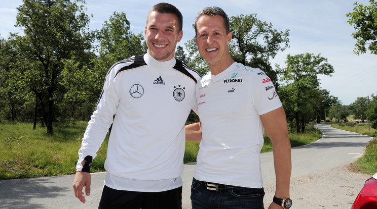 Schumacher néhány éve meglátogatta a német válogatottat, Podolskival is találkozott /Fotó: AFP