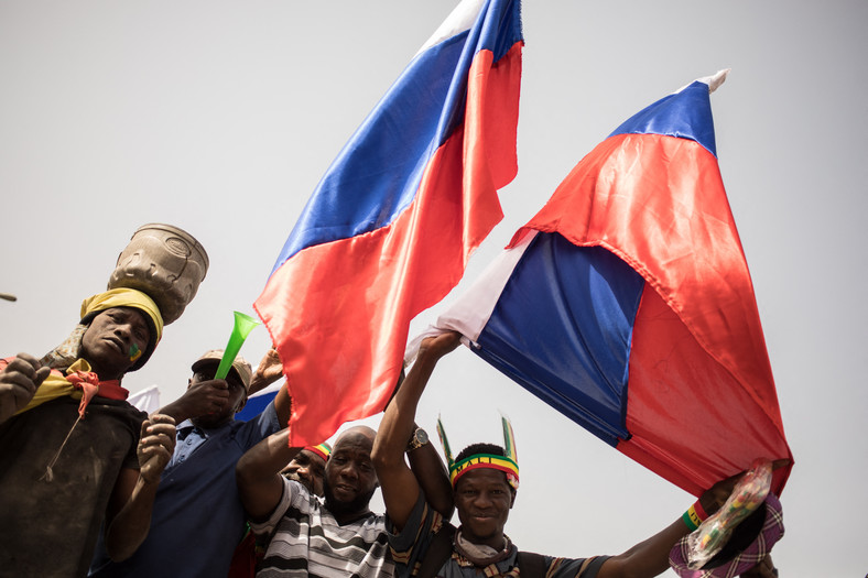 Rosyjskie flagi na antyzachodniej demonstracji w Mali, luty 2022 r.