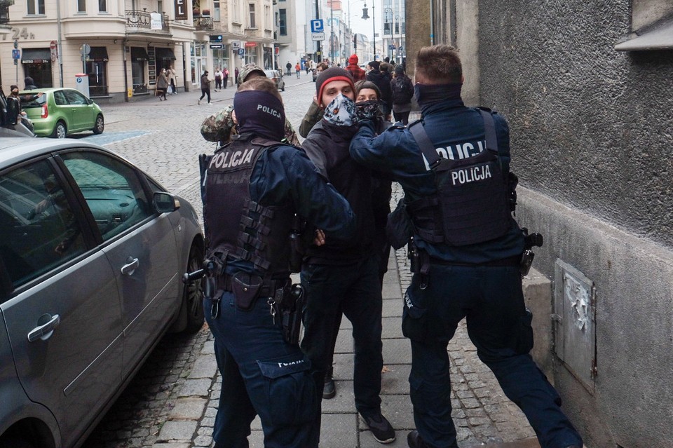 Poznań: protesty przeciwko orzeczeniu TK ws. aborcji w dawnym szpitalu przy ul. Szkolnej