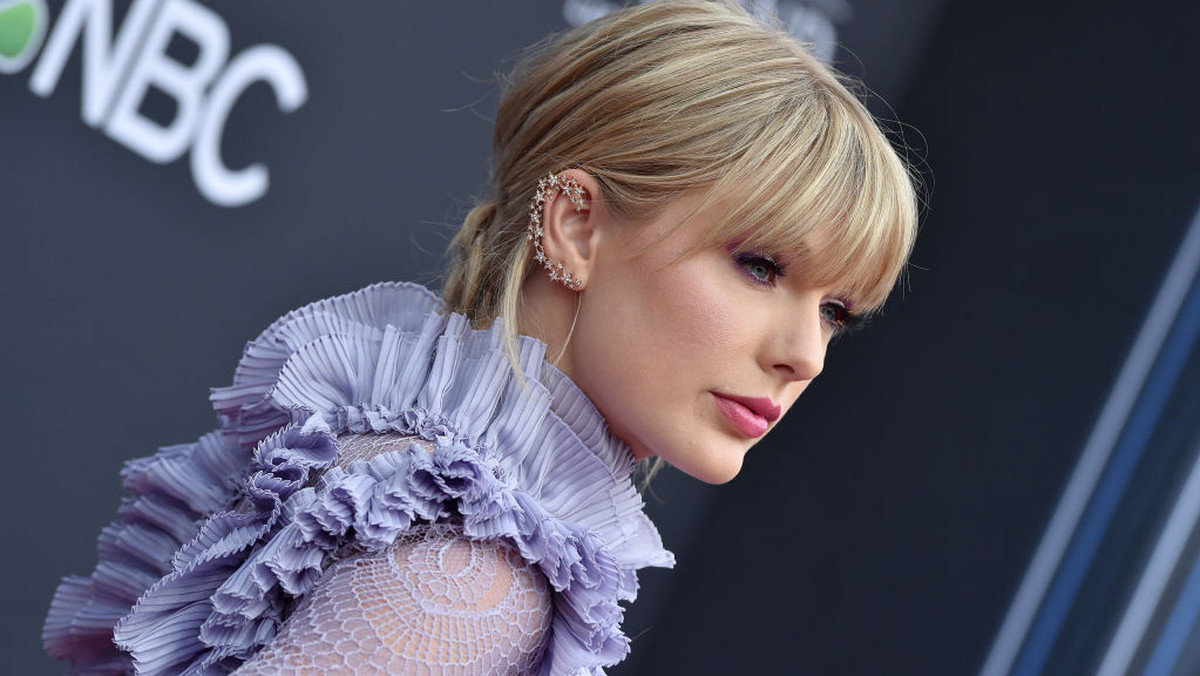 Taylor Swift straciła prawa do swojej twórczości na rzecz menedżera Scootera Brauna. Wszystkie piosenki artystki, które należały do wytwórni Big Machine Label Group, zostały sprzedane Braunowi w ramach umowy wartej 300 mln dolarów. Swift nazwała to "najgorszym możliwym scenariuszem".