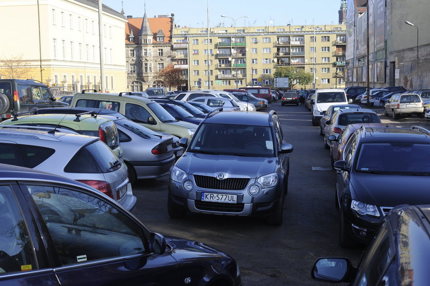 Kierowcy parkują tu na dziko